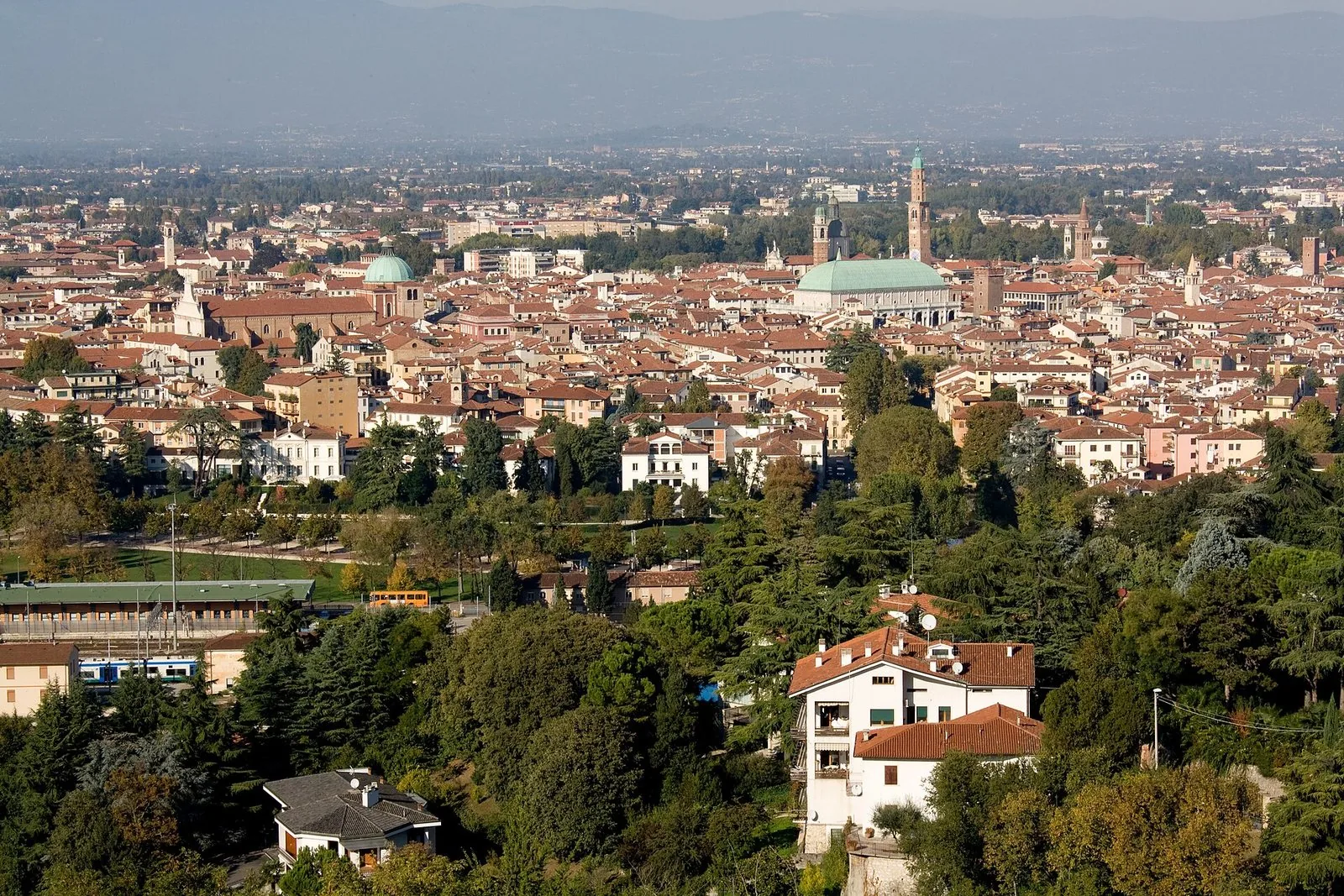 Vicenza vista da Monte Berico, con i tetti del centro storico