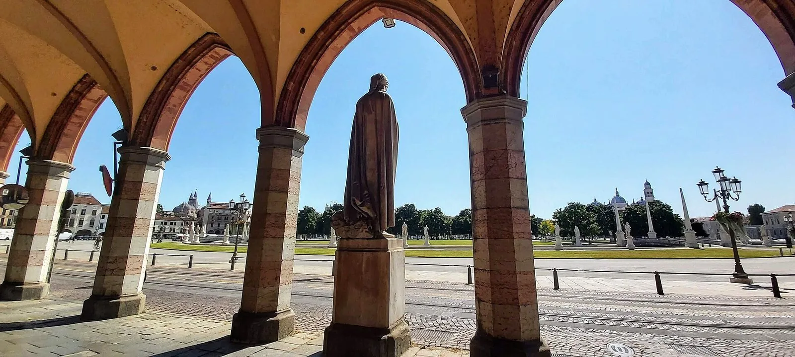Prato della Valle a Padova, visto dai portici